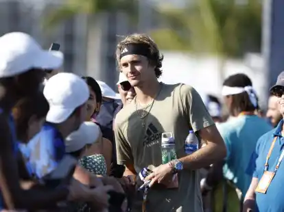 F&uuml;r Alexander Zverev ist die Begleitung von Sicherheitsleuten inzwischen normal.