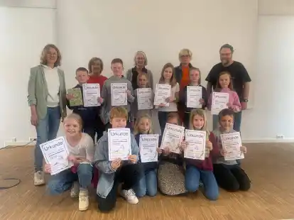Beim Hochdeutschen Lesewettbewerb an der Grundschule Emstek stellten sich zw&ouml;lf Kinder der Jahrg&auml;nge 3 und 4 der Jury.