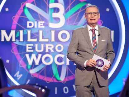 Moderator G&uuml;nther Jauch steht in der Kulisse der RTL-Quizshow &laquo;Wer wird Million&auml;r?&raquo;. (Archivbild)