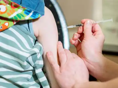 Ein kleines M&auml;dchen wird im mobilen Impfzentrum f&uuml;r Kinder gegen Corona geimpft. Die Stiko hat ihre Impfempfehlung nun &uuml;berarbeitet.