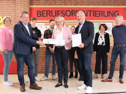 Rudolf Thobe (von rechts) und Heike Brinkhus von der Jury der Aktionsgemeinschaft G&uuml;tesiegel Weser-Ems &uuml;bergeben Oberschulleiter Rasmus Braun das G&uuml;tesiegel Berufsorientierung f&uuml;r weitere f&uuml;nf Jahre. Seit 20 Jahren tr&auml;gt die Heinrich-von-Oytha-Schule das G&uuml;tesiegel bereits.