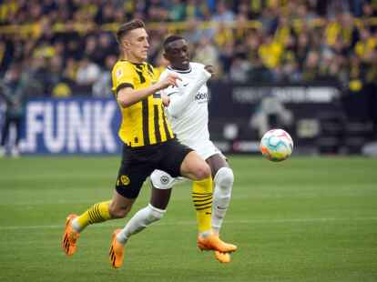 Ob Dortmunds Nico Schlotterbeck (l) gegen den VfL Bochum spielen kann, steht noch nicht fest.