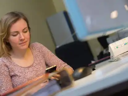 Auch wenn der Arbeitgeber es nicht ausdr&uuml;cklich verbietet: W&auml;hrend der Arbeitszeit nutzt man das Smartphone besser sparsam.