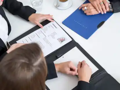 Ein Lebenslauf sollte die eigenen beruflichen Stationen &uuml;bersichtlich auflisten. Ins Detail gehen, muss man aber nicht bei jeder Stelle.