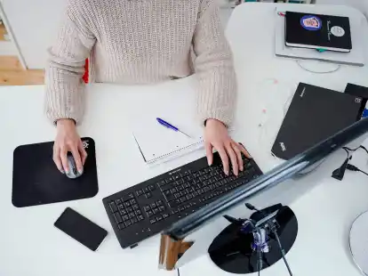 Wie formuliert man Sammelmails am besten?&nbsp;Eine Personal-Trainerin r&auml;t dazu, sich an der generellen Firmenkultur zu orientieren.