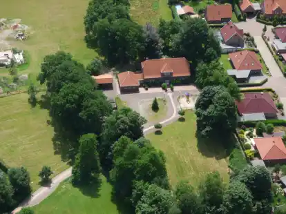 Das D&ouml;rpshus &bdquo;Bokeler School&ldquo;  in Vreschen-Bokel: In dem Geb&auml;ude  und auf dem Dorfplatz, um die sich der Ortsb&uuml;rgerverein Vreschen-Bokel k&uuml;mmert,  finden viele Veranstaltungen statt.