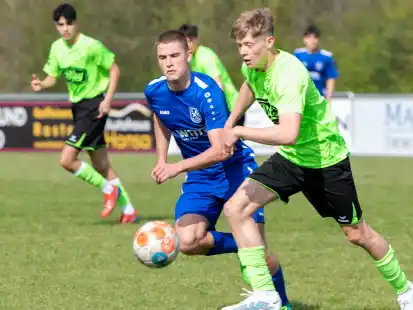 Vorbeigezogen: Die A-Junioren des JFV Edewecht (in grün) setzten sich im Topspiel beim FC Rastede (in blau) souverän mit 3:0 durch und eroberten damit die Tabellenspitze der Bezirksliga von den Löwen.