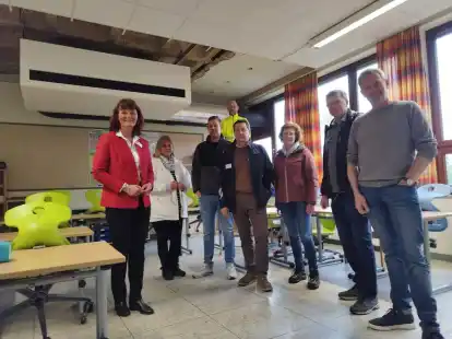 Schauten sich die dezentralen L&uuml;ftungsanlagen an, unter anderem in Neerstedt: (von links) Antje Oltmanns, Melanie Kahnt-Bock, Ken Runge, Christoph Pl&uuml;mer, Johannes B&auml;ker, Silke Kloster, Uwe Kl&auml;ner und J&uuml;rgen M&ouml;hle.