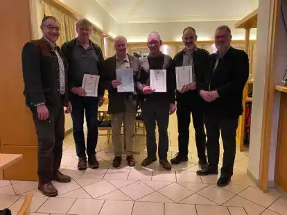 F&uuml;r ihre langj&auml;hrige Mitgliedschaft in der Landesj&auml;gerschaft Niedersachsen wurden (ab 2. von links) J&uuml;rgen Behrens, Heiko Oltmanns, Ingo Quathammer und Bernd Henkensiefken mit entsprechenden Urkunden von den Verantwortlichen geehrt. Die weiteren Namen wurden nicht mitgeteilt.
