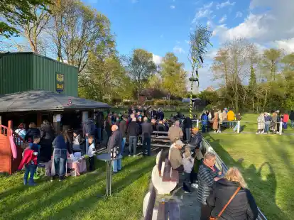Nach langer Pause fand die Mai-Feier 2022 wieder bei SuS Emden statt und war sehr gut besucht: In diesem Jahr stand das Traditionsfest lange auf der Kippe.