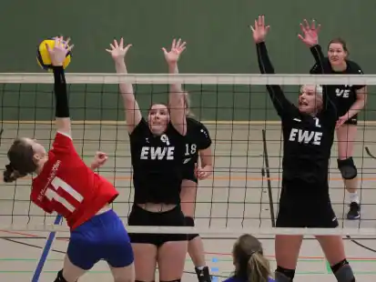Der Konkurrenz überlegen waren die Volleyballerinnen des Vareler TB (schwarze Trikots) in der abgelaufenen Saison und sicherten sich so den Aufstieg.