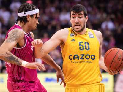 Bonns Tyson Ward (l) verteidigt Albas Yovel Zoosman.