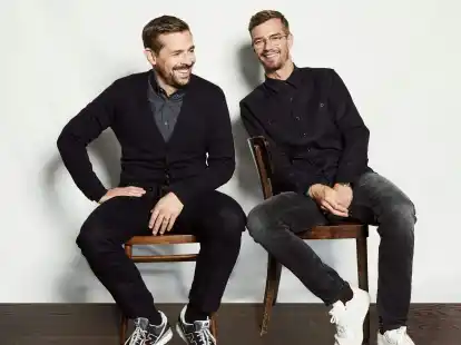 Klaas Heufer-Umlauf (l) und Joko Winterscheidt m&uuml;ssen sich als Adelsreporter beweisen.