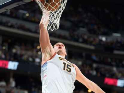 Nikola Jokic beim Dunking.