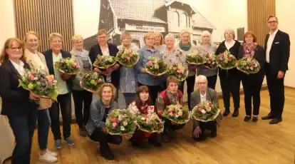 Versammlung in Diekmannshausen (von links) Christine Strodthoff-Schneider, Ute Cornelius, Heike Barre, Christine Timmermann, Sigrid von H&auml;fen, Erika Hartmann, Margret Heitzhausen, Gisela Schr&ouml;der, Frauke Denker, Marita Gloystein, Rena Oldigs, Heidi Klatte, Marga Hellwig sowie Landrat Stephan Sieken sowie (unten, von links) Birgit Johannesmann, Marion M&uuml;ller, Edeltraut H&ouml;pken und Ursula St&uuml;hmer