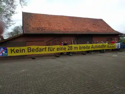 Rund 80 Personen haben sich an einer Fahrraddemo inklusive Kundgebung f&uuml;r eine Verkehrswende und gegen den Ausbau der E 233 beteiligt.