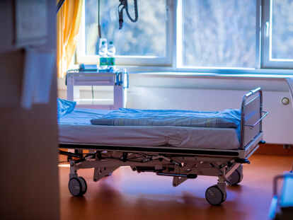 Ein leeres Krankenbett steht in einem Behandlungszimmer in einem Klinikum. Immer mehr Fachpersonal verlässt den Pflegesektor – auch in Friesland und Ostfriesland?
