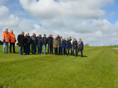 K&uuml;stenschutz in Friesland und Wilhelmshaven: Die Schaukommission aus Vertretern des Landkreises und seiner K&uuml;sten-St&auml;dte und Gemeinden sowie Wilhelmshavens, des NLWKN, der Nationalpark-Verwaltung, N-Ports und des III. Oldenburgischen Deichbands nimmt die Deichlinie in Augenschein &ndash; hier in Hooksiel.