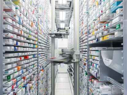 Ein automatisiertes Medikamentenlager in einer Apotheke.