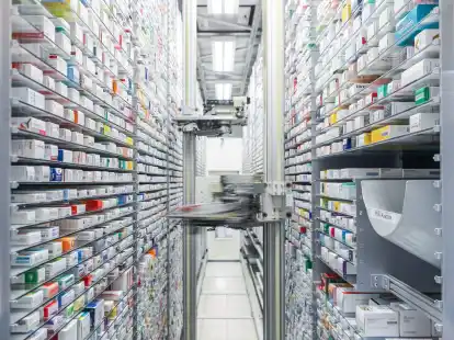 Ein automatisiertes Medikamentenlager in einer Apotheke.