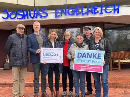 Mit einer Spende von mehr als 2000 Euro engagieren sich die Wangerland Touristik und die Dorfgemeinschaft Horumersiel f&uuml;r das Kinder- und Jugendhospiz Joshuas Engel.