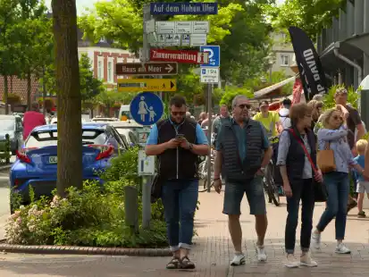 Gut besuchter Ortskern: Durch die neue Verkehrsregelung soll an Sonntagen der Durchgangsverkehr in der &bdquo;Meile&ldquo; in Bad Zwischenahn zugunsten von Radfahrern und Fu&szlig;g&auml;ngern unterbunden werden.