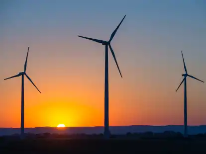 Windenergieanlagen (Symbolbild): Auch in der Gemeinde Apen werden sich k&uuml;nftig mehr als die Windr&auml;der in Augustfehn II und Augustfehn III drehen. Vier Fl&auml;chen sollen nun als Standorte f&uuml;r die Anlagen n&auml;her betrachtet werden.