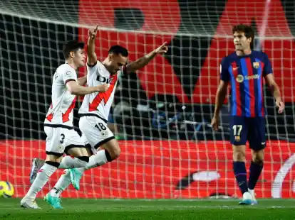 Alvaro Garcia (2. v. l.) von Rayo feiert nach seinem F&uuml;hrungstreffer.