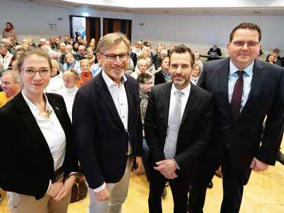 &Auml;rztekammer-Gesch&auml;ftsf&uuml;hrerin Clarissa Schallenberger, der Vorsitzende der &Auml;rztekammer-Bezirksstelle Prof. Dr.  Djordje Lazovic sowie  Prof. Dr.  Andreas Radeloff und Prof. Dr.  Rene Hurlemann (v.l.) beantworteten viele Fragen.