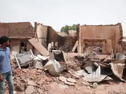 Ein Mann geht an einem Haus in Khartum vorbei, das bei den j&uuml;ngsten K&auml;mpfen im Sudan getroffen wurde.