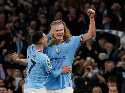 City-Superstar Erling Haaland (r) spielte am Ende mit offenen Haaren.