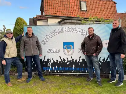 Haben die Banner f&uuml;r das Schiebenscheeten 2023 aufgestellt: die Leutnants (von links) Tim Remme (IV. Rott), Stefan Sch&ouml;tschel (II.), Kevin Hofmann (I.) und Malte B&ouml;hm (III.).