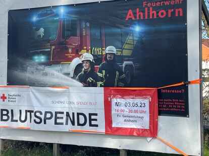 Mit einem Transparent in Ahlhorn weist die Freiwillige Feuerwehr auf den Blutspendetermin hin.