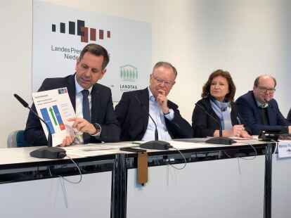 Illustriert politische Programme gern mit Schautafeln: Wirtschaftsminister Olaf Lies (links) in der Landespressekonferenz; daneben Ministerpr&auml;sident Stephan Weil, Martina Thorausch (NDR) und Energieminister Christian Meyer