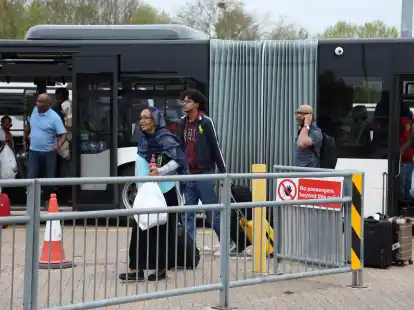 Aus dem Sudan evakuierte Menschen kommen nach einem Flug aus Zypern auf dem Flughafen Stansted an.