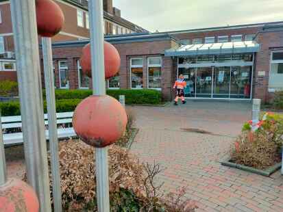 Das Norder Krankenhaus soll in ein regionales Gesundheitszentrum umgewandelt und effektiv geschlossen werden. Laut den Grünen verletzt die Trägergesellschaft damit Kreistagsbeschlüsse und Vertragsrecht.