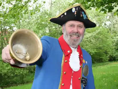 Der Deutsche Ausrufermeister Hinrich Jan&szlig;en zeigt Besuchern Neustadtg&ouml;dens.