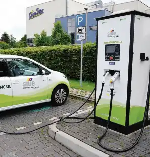 Bauen auch in eigener Sache: Ein Elektroauto der Stadtwerke an einer Lades&auml;ule am Bahnhofsplatz.