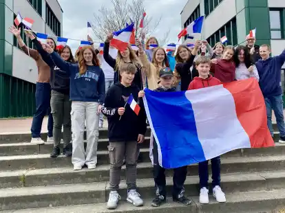 Voller Vorfreude: 19 Sch&uuml;ler aus den siebten und achten Klassen der Peter-Ustinov-Schule nehmen am Frankreichaustausch teil.