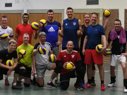 Volleyball-Nationalspieler Christian Fromm besuchte das Training des Bezirksligisten STV Wilhelmshaven.