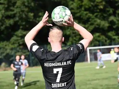 Der Heidmühler FC, um Aaron Siebert, will an diesem Freitag im Klosterpark wieder punkten.