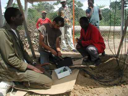 Praktische Hilfe: Olaf Lies (Mitte) betreut Brunnenbau-Projekt in Kamerun (Afrika).