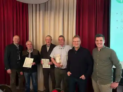 G&auml;ste und Gastgeber beim Hegering Hatten: (von links) Karl-Wilhelm Jacobi (1. Vorsitzender Kreisj&auml;gerschaft Oldenburg-Delmenhorst), die Geehrten Horst Kose, Peter Gottfried Hennes, Gerno K&ouml;hrmann, B&uuml;rgermeister Guido Heinisch und Vorsitzender Renke Backhus.