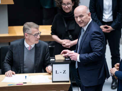 Kai Wegner wirft seinen Stimmzettel in die Wahlurne.