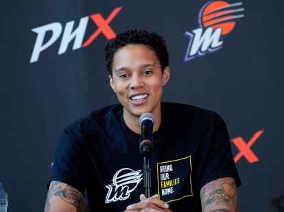 Die WNBA-Basketballspielerin Brittney Griner spricht auf einer Pressekonferenz .