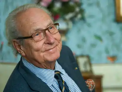 Eduard Prinz von Anhalt hat die Kr&ouml;nung f&uuml;r den Fernsehsender RTL genau im Blick.
