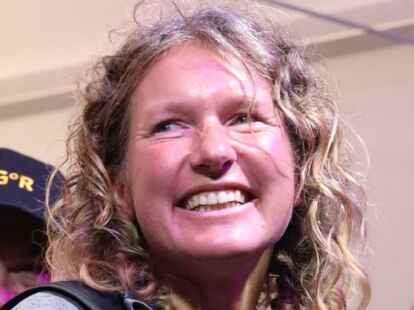 Als Erste im Ziel: Kirsten Neusch&auml;fer