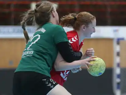Die Oberliga-Handballerinnen des WHV um Adda Redler (am Ball) müssen sich in Findorff auf Gegenwehr einstellen.