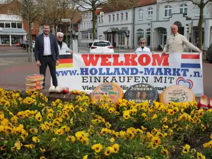 Freuen sich auf den Hollandmarkt am 30. April in Emstek: Michael Fischer (von links), Henk und Yvonne ter Hennepe und Wolfgang L&uuml;ske