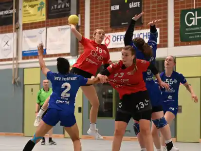 Wollen alle ausstehenden vier Oberliga-Spiele gewinnen: die Handballerinnen der SG Friedrichsfehn/Petersfehn (in rot).